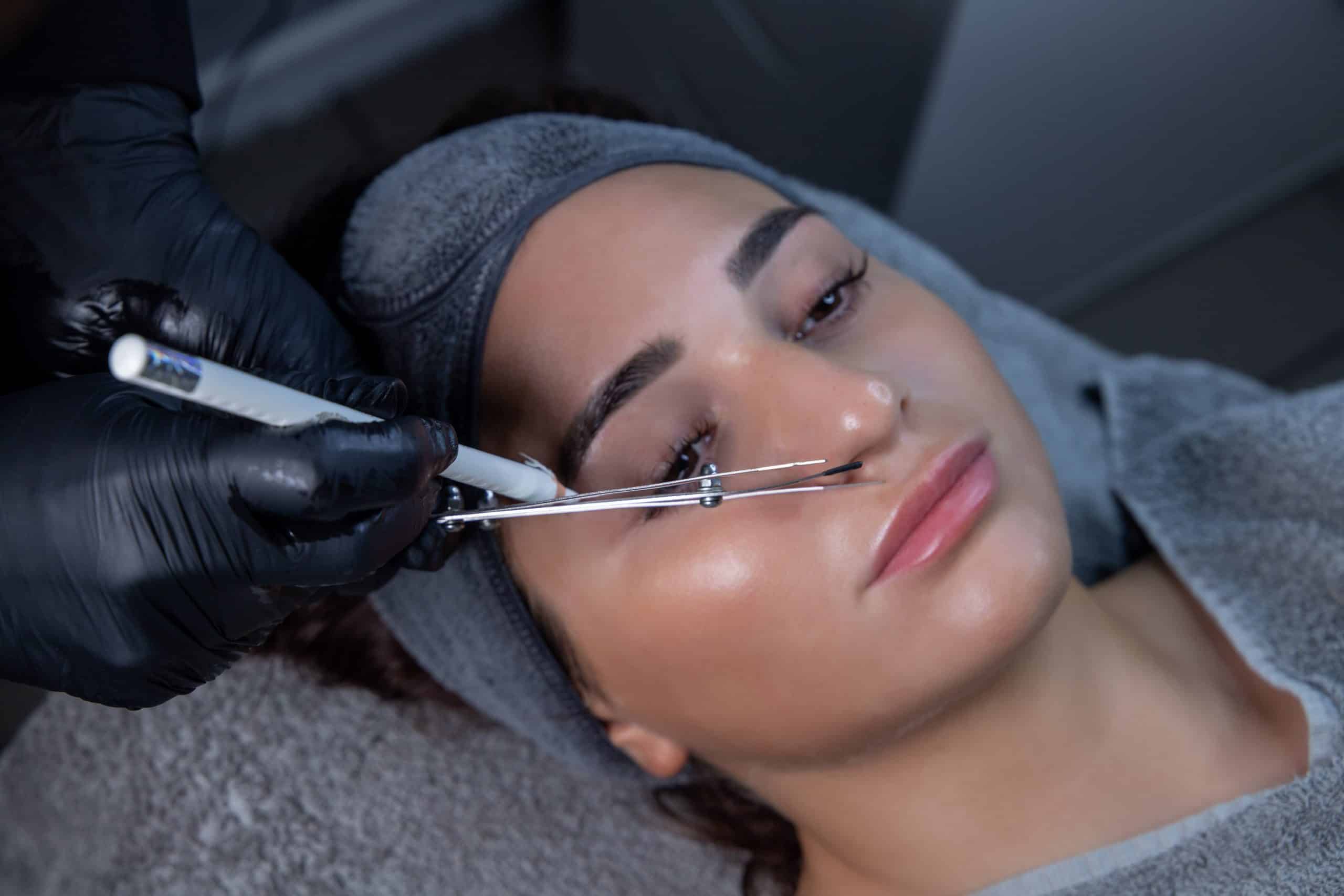 Kosmetikbehandlung Microblading der Augenbrauen in Hofheim
